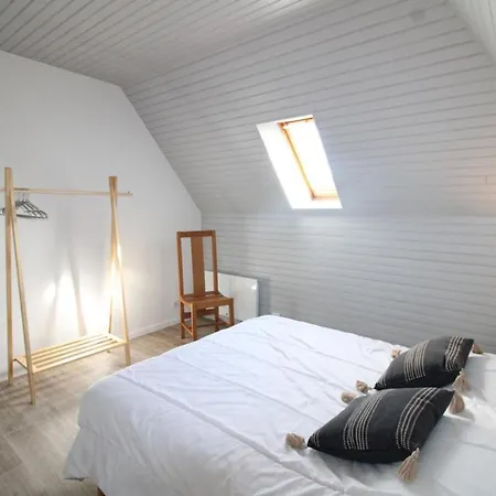 Holiday home Maison De Caractere Avec Cheminee, 3 Chambres, Jardin, Proche Du Parc Des Volcans D'auvergne - Fr-1-742-574 *