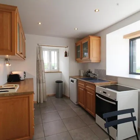 Holiday home Maison De Caractere Avec Cheminee, 3 Chambres, Jardin, Proche Du Parc Des Volcans D'auvergne - Fr-1-742-574