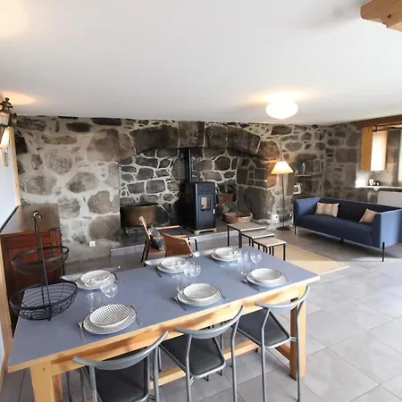 Holiday home Maison De Caractere Avec Cheminee, 3 Chambres, Jardin, Proche Du Parc Des Volcans D'auvergne - Fr-1-742-574 Lugarde
